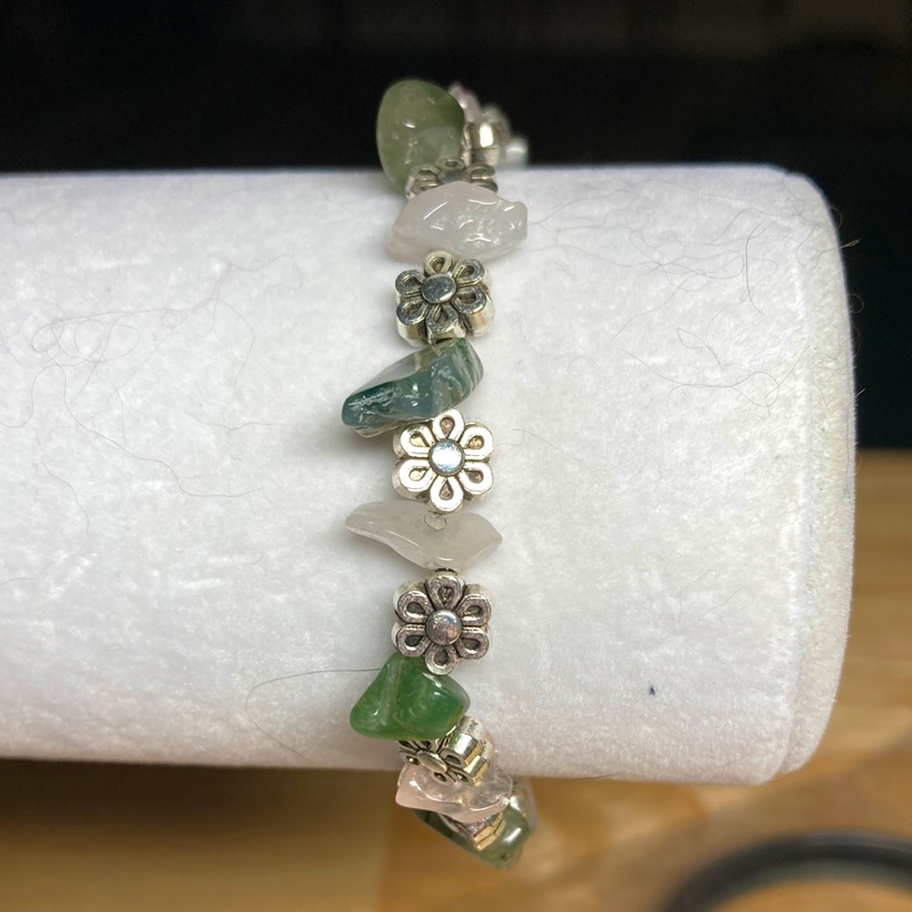 Elasticized daisy bracelet silver tone with green stones. Handmade. #bme2050